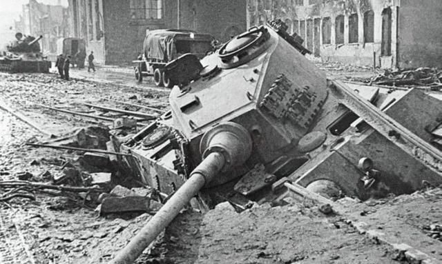 为什么英美两国会让苏联去攻打柏林？1945年1月12日红军攻入德国