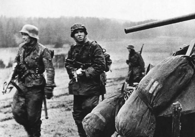 为什么英美两国会让苏联去攻打柏林？1945年1月12日红军攻入德国